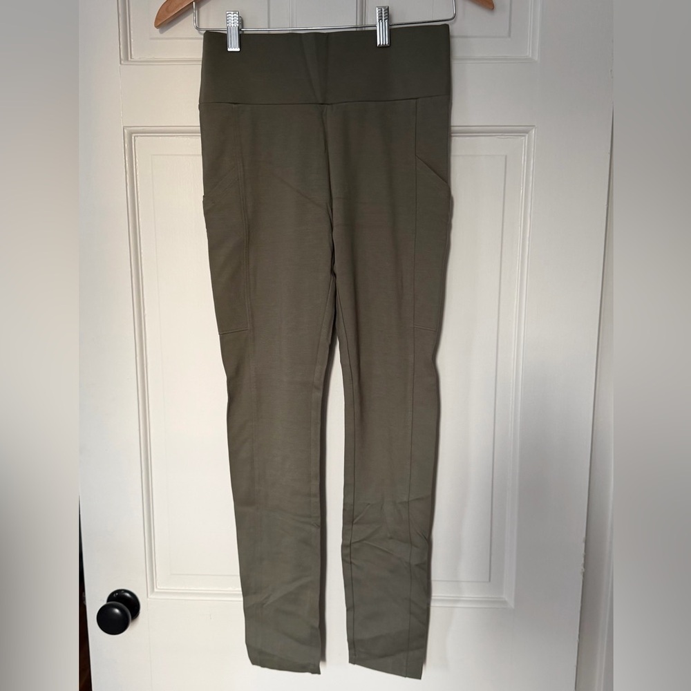 NWT Lou & Grey Olive Cargo Leggings